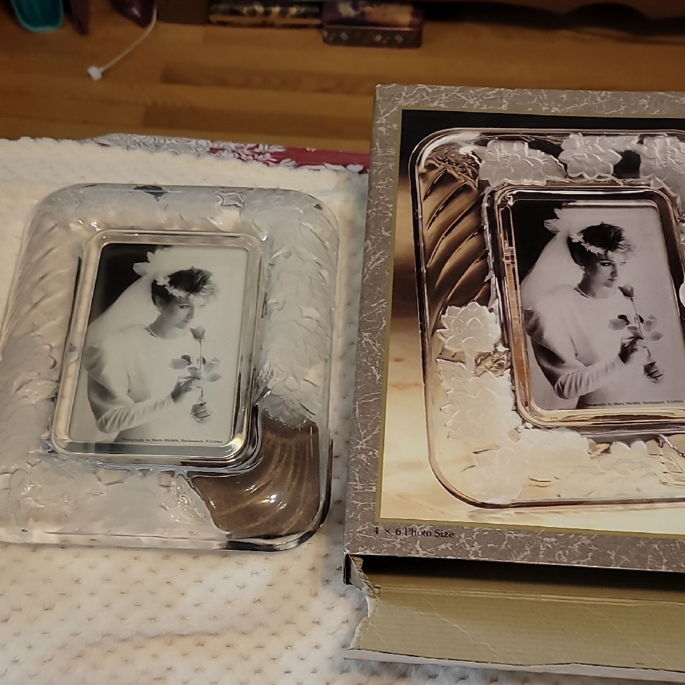 Elegant Glass Photo Frame with Floral Design (BNIB)